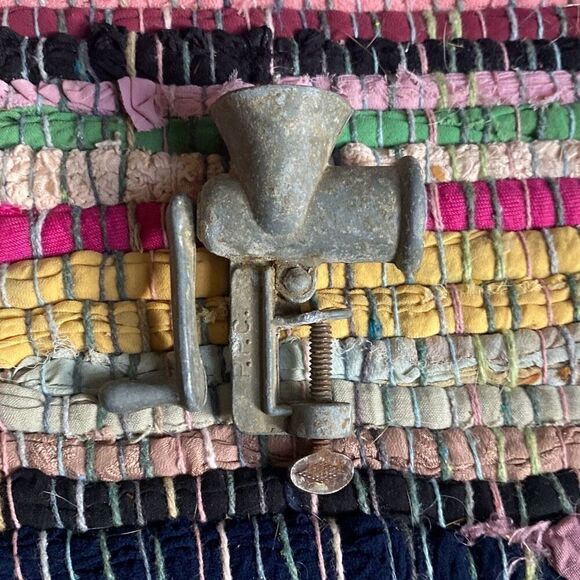 Vintage minature meat grinder toy - Picture 2 of 5